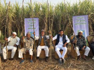 Sugarcane in hands : हाथों में गन्ना और खेतों में खाट पर बैठकर किसानों ने सुनाई ‘समृद्धि’ की कहानी ?