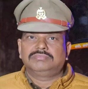 Service revolver : इंस्पेक्टर ने सर्विस रिवाल्वर से खुद को मारी गोली, मौत:जालौन में सिर के आरपार हुई बुलेट, पेट्रोलिंग के बाद थाने पर लौटे थे ?