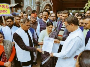 Teacher democratic : चित्रकूट-बांदा के शिक्षक लोकतांत्रिक अधिकारों की रक्षा हेतु सांसद को ज्ञापन देकर समर्थन मांगते ?