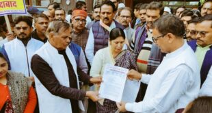 Teacher democratic : चित्रकूट-बांदा के शिक्षक लोकतांत्रिक अधिकारों की रक्षा हेतु सांसद को ज्ञापन देकर समर्थन मांगते ?