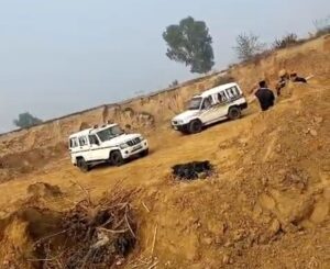 Questions arose : लखीमपुर खीरी बिलहर गांव में धड़ल्ले से जारी अवैध मिट्टी खनन, प्रशासन की भूमिका पर उठे सवाल ?