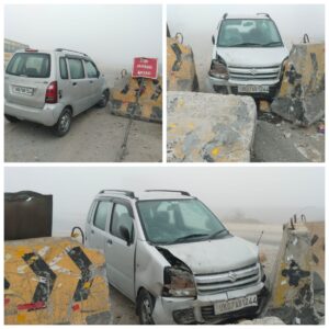 The passersby narrowly escaped: कोहरे के कारण ओवरटेक करते हुए क्रैश बैरियर से टकराई कार, बाल-बाल बचे राहगीर ?