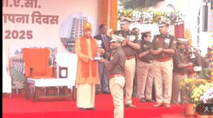 PAC Headquarters : पीएसी मुख्यालय लखनऊ में सम्मान समारोह मुख्यमंत्री योगी आदित्यनाथ ने कमांडर बजरंग बली चौरसिया को किया सम्मानित