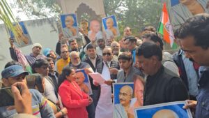 MNREGA cancelled : मनरेगा निरस्त करने के विरोध में कांग्रेस जिलाध्यक्ष राकेश त्यागी धरना, ज्ञापन सौंपा