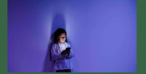 Trapped childhood : बच्चों की डिजिटल दुनिया पर खतरा: एल्गोरिदम, मुनाफ़ा और सुरक्षा के बीच फंसा बचपन ?