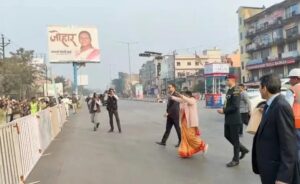 NIT: जमशेदपुर के दीक्षांत समारोह में राष्ट्रपति द्रौपदी मुर्मू की सादगी ने जीता दिल, प्रोटोकॉल तोड़कर जनता के बीच पहुँचीं राष्ट्रपति