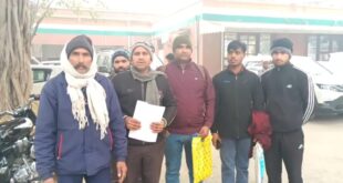 District Magistrate : फरार अभियुक्तों द्वारा अवैध शस्त्रों के साथ दहशत फैलाने व गवाहों को धमकाने के मामले में जिलाधिकारी को सौंपा गया ज्ञापन