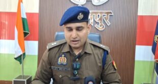 The accused were given Bibles : शाहगंज पुलिस ने धर्म परिवर्तन कराने वाले तीन आरोपियों को बाइबल सहित गिरफ्तार किया ?