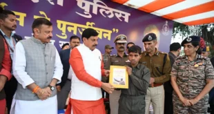 CM: मोहन यादव के सामने 10 इनामी नक्सलियों ने किया सरेंडर, हथियार भी सौंपे, जानें मुख्यमंत्री ने क्या कहा ?