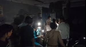 Patients in the light : बलिया के जिला अस्पताल में टार्च की रोशनी में रोगियों का इलाज, सोशल मीडिया में वीडियो वायरल ?