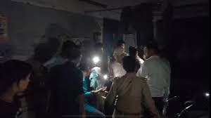 Patients in the light : बलिया के जिला अस्पताल में टार्च की रोशनी में रोगियों का इलाज, सोशल मीडिया में वीडियो वायरल ?