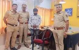 Court appearance : कोर्ट में पेशी के दौरान आरोपी के साथ बनाया रील्स ?