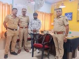 Court appearance : कोर्ट में पेशी के दौरान आरोपी के साथ बनाया रील्स ?