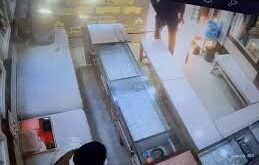 Crooks in Ghaziabad : गाजियाबाद में बदमाश ने मिर्च डालकर ज्वेलर को चापड़ से मारकर बेटे ने पकड़ा ?