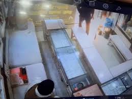 Crooks in Ghaziabad : गाजियाबाद में बदमाश ने मिर्च डालकर ज्वेलर को चापड़ से मारकर बेटे ने पकड़ा ?