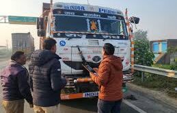 Awareness campaign : यातायात नियम पालन करने वालों को दिए गुलदस्ते शाहजहांपुर में भारतीय युवा मंच और पुलिस ने चलाया जागरूकता अभियान ?