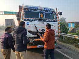 Awareness campaign : यातायात नियम पालन करने वालों को दिए गुलदस्ते शाहजहांपुर में भारतीय युवा मंच और पुलिस ने चलाया जागरूकता अभियान ?