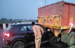 Pakka Bagh Chowk : हापुड़ पक्का बाग चौराहे पर तेज रफ्तार ट्रक ने खड़ी कार को मारी टक्कर, नशे में धुत चालक गिरफ्तार ?