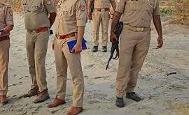 Police officers : यूपी में 15 पुलिसकर्मियों पर मुकदमा दर्ज करने के आदेश से हड़कंप, मुठभेड़ के दौरान टांगों में मारी गई थी गोली ?