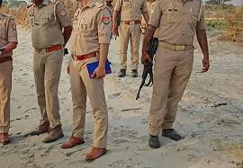 Police officers : यूपी में 15 पुलिसकर्मियों पर मुकदमा दर्ज करने के आदेश से हड़कंप, मुठभेड़ के दौरान टांगों में मारी गई थी गोली ?