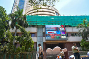 The stock market opened flat : भारतीय शेयर बाजार सपाट खुला, गिरावट के बाद बाजार ने ली करवट, सेंसेक्स में 200 अंकों की उछाल