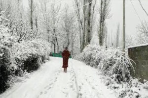 Flights canceled, highways closed : श्रीनगर में बर्फबारी से जनजीवन प्रभावित, उड़ानें रद्द, हाईवे बंद