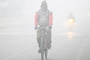 The cold weather will continue : नए साल के पहले दिन भी एनसीआर की हवा ‘जहरीली’, हल्की बारिश से राहत की उम्मीद, आगे बढ़ेगी ठंड