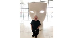 International star : छोटा कद, बड़ा करिश्मा: ‘मिनी-मी’ वर्न ट्रॉयर, काबिलियत के बूते बने इंटरनेशनल स्टार ?