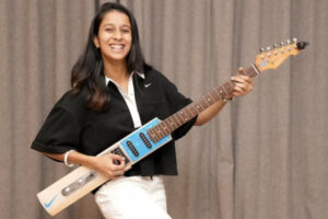 Bat-shaped guitar : सुनील गावस्कर ने जेमिमा रोड्रिग्स को भेंट किया बल्ले के आकार का गिटार