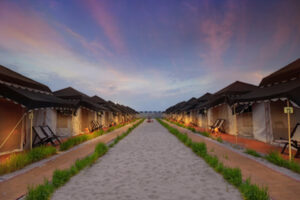 Modern tent city : संगम की रेत पर आध्यात्मिक लक्जरी, श्रद्धालुओं को नया अनुभव दे रही आधुनिक टेंट सिटी