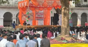 Sweets were also distributed : आदर्श इंटर कॉलेज में फहराया तिरंगा: छात्रों ने निकाली देशभक्ति झांकियां और रैली, मिठाई भी बांटी गई