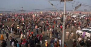 Taking a holy dip : कड़ाके की ठंड में भी माघ मेला में श्रद्धालुओं की भारी भीड़, संगम में लगा रहे पवित्र डुबकी