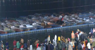 Holy bath in the rivers : मकर संक्रांति पर अयोध्या और हरिद्वार समेत कई धार्मिक स्थानों पर श्रद्धालुओं ने किया नदियों में पवित्र स्नान