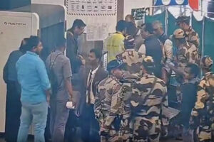 Perform CPR : भुवनेश्वर एयरपोर्ट पर सीआईएसएफ जवानों की सतर्कता, सीपीआर करदे बचाई जान