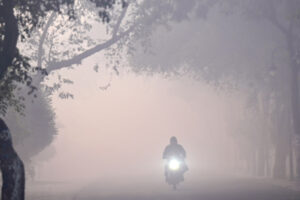 At dangerous levels NCR:  में शीतलहर का कहर, न्यूनतम तापमान 4 डिग्री तक गिरने की संभावना, प्रदूषण भी खतरनाक स्तर पर