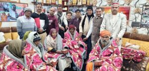 Helpless and nomadic : युवा अग्रवाल महासभा द्वारा मकर संक्रांति पर असहाय एवं घुमंतू लोगों को रजाई वितरण