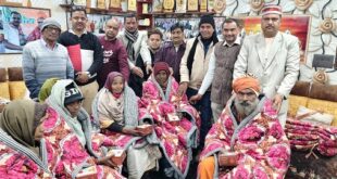 Helpless and nomadic : युवा अग्रवाल महासभा द्वारा मकर संक्रांति पर असहाय एवं घुमंतू लोगों को रजाई वितरण