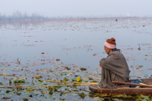 Dense fog prevailed in Jammu : कश्मीर में तापमान गिरने से बढ़ी ठंड, जम्मू में छाया रहा घना कोहरा