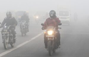 People's lives are in disarray : कोहरे, कड़ाके की ठंड और जहरीली हवा से जूझ रहा एनसीआर, जनजीवन बेहाल ?