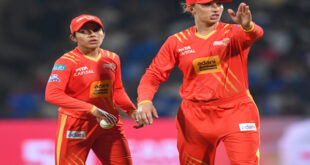 He commented on the dropped catches : 'हम अपनी कोशिश के बारे में कुछ भी बुरा नहीं कह सकते,' गुजरात जायंट्स के कोच क्लिंगर ने एमआई के खिलाफ छूटे कैचों पर कहा