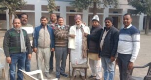 A felicitation ceremony was organized : नववर्ष अवसर पर शिक्षणेत्तर संघ संयोजक हरिश्चंद्र दीक्षित का विद्यालय में सम्मान समारोह आयोजित