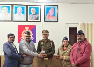National Soldiers' Organization : राष्ट्रीय सैनिक संस्था हापुड़ ने कोतवाली व देहात थाना प्रभारियों का सम्मान किया