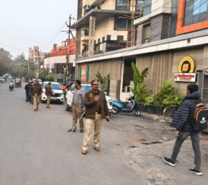 Strictness in the system : लखनऊ विभूति खण्ड में अतिक्रमण मुक्त अभियान, सड़क सुरक्षा और यातायात व्यवस्था पर सख्ती