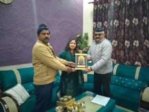 As a mark of respect : राष्ट्रीय सैनिक संस्था ने पिंकी त्यागी को जन्मदिन पर गंगा चित्र भेंट किया सम्मानस्वरूप