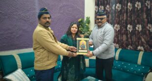 As a mark of respect : राष्ट्रीय सैनिक संस्था ने पिंकी त्यागी को जन्मदिन पर गंगा चित्र भेंट किया सम्मानस्वरूप