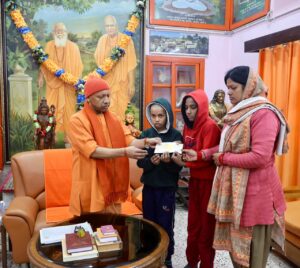 late journalist : मुख्यमंत्री योगी आदित्यनाथ ने दिवंगत पत्रकार विवेक अस्थाना के परिजनों से भेंट की