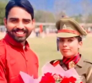 An FIR has been filed against the husband : हापुड़ में पति ने बनाया दारोगा, अफसर बनी पत्नी ने पति पर दर्ज कराई एफआईआर