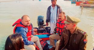 The waterway was inspected : मकर संक्रांति पर ब्रजघाट सुरक्षा सख्त, डीएम एसपी ने जल मार्ग निरीक्षण किया