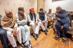 Expressed grief : अखिलेश यादव ने अपर महाअधिवक्ता विनोद शाही के आवास पहुंचकर जताया शोक