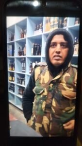 Alcohol freely available : हापुड़ जिले के पिलखुवा में स्थित मारवाड़ी चौकी से चंद्र कदमों की दूरी पर अंग्रेजी शराब के ठेके पर ओवर रेटिंग से बेची जा रही धड़ल्ले से शराब ?